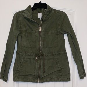 Old Navy army green jacket in the size xs. It is in very good condition.